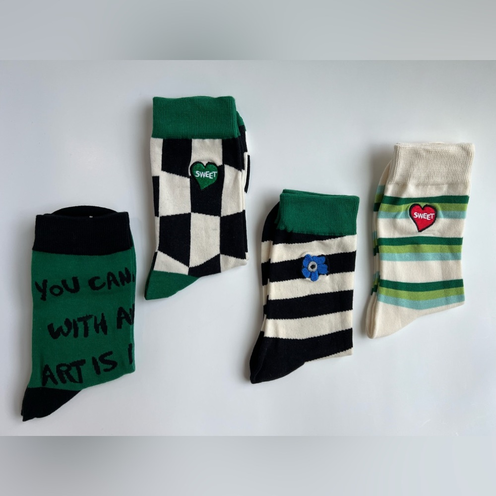 NWT！Women's stylish geometric figure socks 4 pairs set